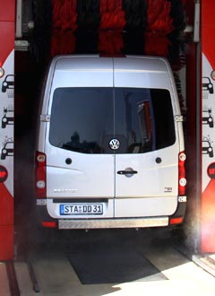Kleintransporter VW Crafter (hoch) in der Autowaschanlage
