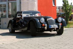 Morgan +8 vor der Werkstatt