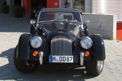 Morgan plus acht vor der Werkstatt