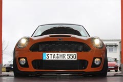 tiefergelegter Mini Cooper S auf dem Bremsenpr&uuml;fstand