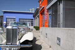 Oldtimer MG TD vor der Werkstatt, Restauration, Pflege, Wartung und Service