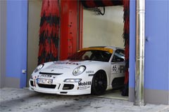 Porsche Carrera RS3 beim Verlassen der Autowaschanlage