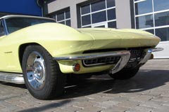 Corvette Sting Ray Convertible C2 (Baujahr 1967) vor der Werkstatt