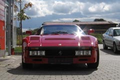 Ferrari 288 GTO vor der Werkstatt (Frontansicht)