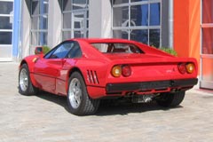 Ferrari 288 GTO vor der Werkstatt (Heckansicht)