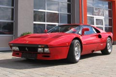 Ferrari 288 GTO vor der Werkstatt (von schräg vorne)