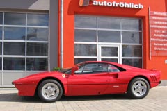 Ferrari 288 GTO vor der Werkstatt (Seitenansicht)