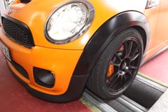 tiefergelegter Mini Cooper S auf dem Bremsenprüfstand