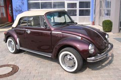 VW Käfer Cabrio 1303 S vor der Werkstatt