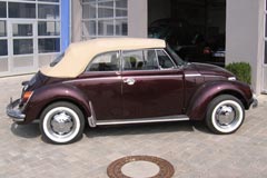 VW Käfer Cabrio 1303 S vor der Werkstatt