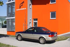 Audi Cabrio mit Zweifarbenlackierung vor dem Firmengebäude