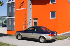 Audi Cabrio mit Zweifarbenlackierung vor dem Firmengebäude